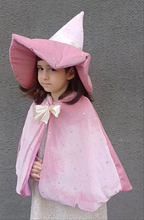 Cargar imagen en el visor de la galería, Capa Hechicera color rosa /talla única 4 a 9 años