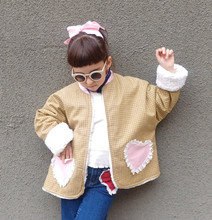 Cargar imagen en el visor de la galería, Chaquetón Oversize Corazón - Cuadrille Mostaza