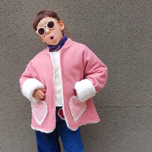 Cargar imagen en el visor de la galería, Chaquetón Oversize Corazón - Lanilla Rosa viejo