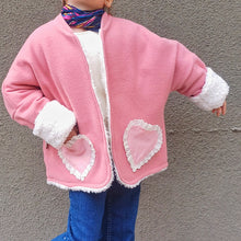Cargar imagen en el visor de la galería, Chaquetón Oversize Corazón - Lanilla Rosa viejo