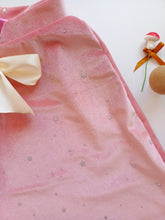 Cargar imagen en el visor de la galería, Capa Hechicera color rosa /talla única 4 a 9 años