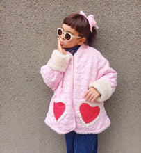 Cargar imagen en el visor de la galería, Chaquetón Oversize Corazón - Rosa pastel