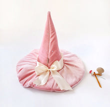 Cargar imagen en el visor de la galería, Gorro Hechicera color rosa /talla única 4 a 8 años
