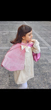 Cargar imagen en el visor de la galería, Capa Hechicera color rosa /talla única 4 a 9 años