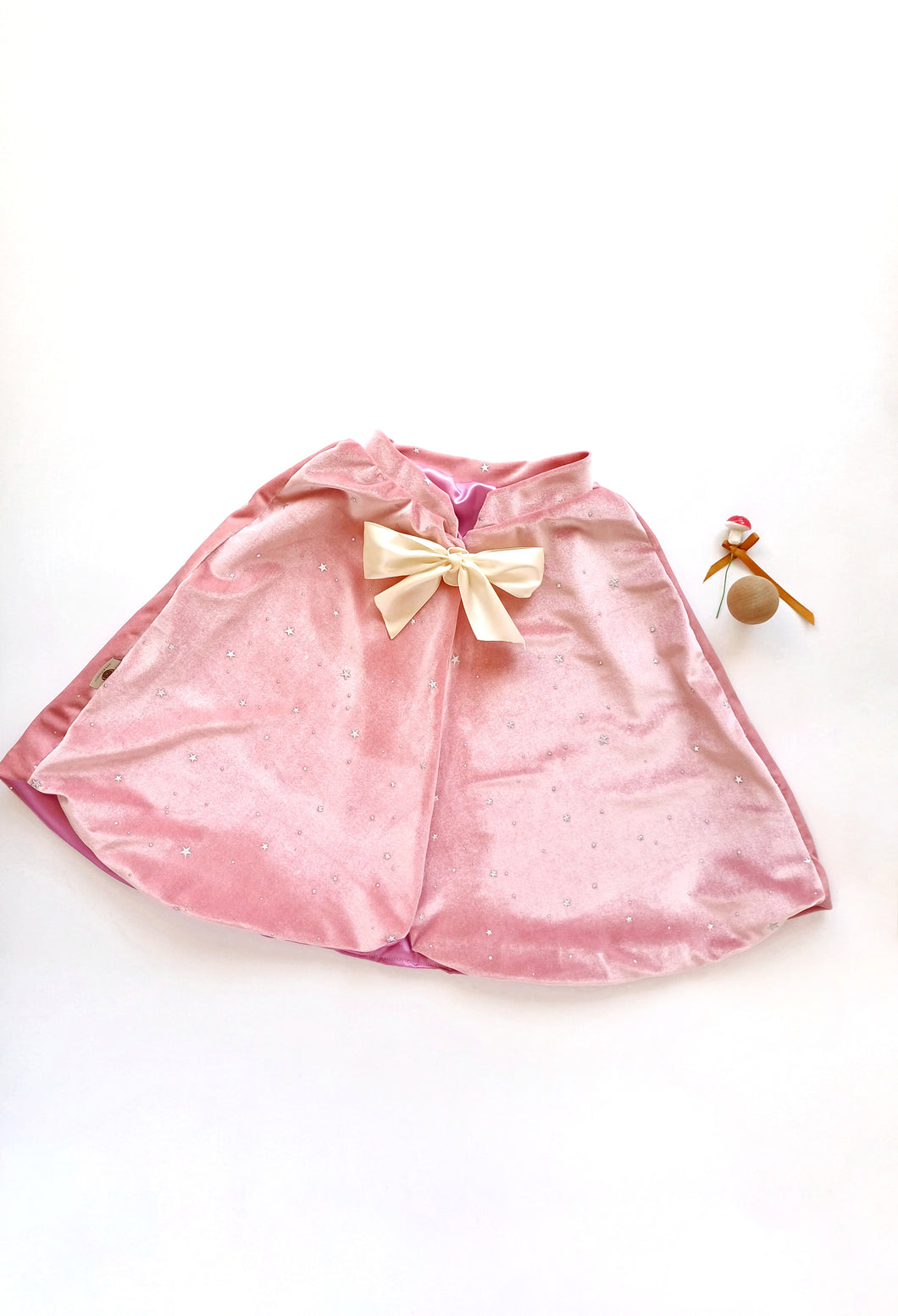 Capa Hechicera color rosa /talla única 4 a 9 años